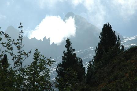 Derrière les nuages