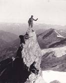 Ascension d'un piton non localisé par 2 femmes et 1 homme vers 1920.jpg